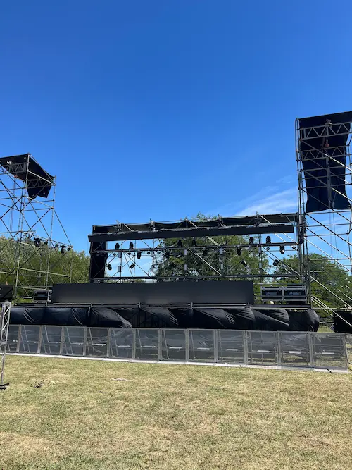 Evento elegante con carpas y decoración profesional 1