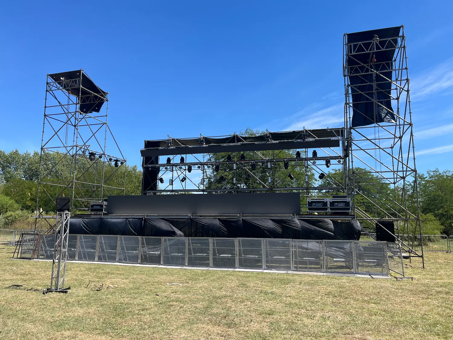 Evento elegante con carpas y decoración profesional 1