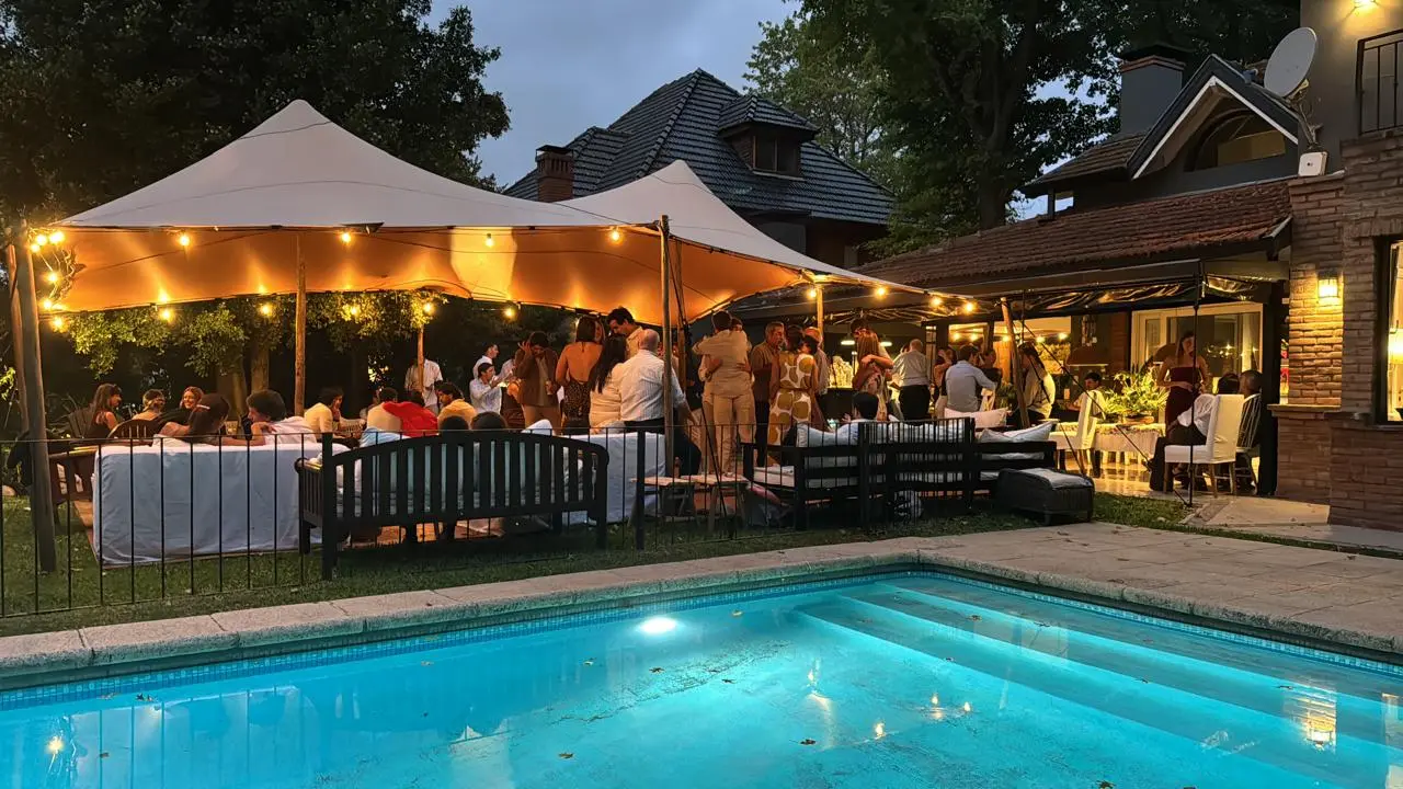 Evento elegante con carpas y decoración profesional 3