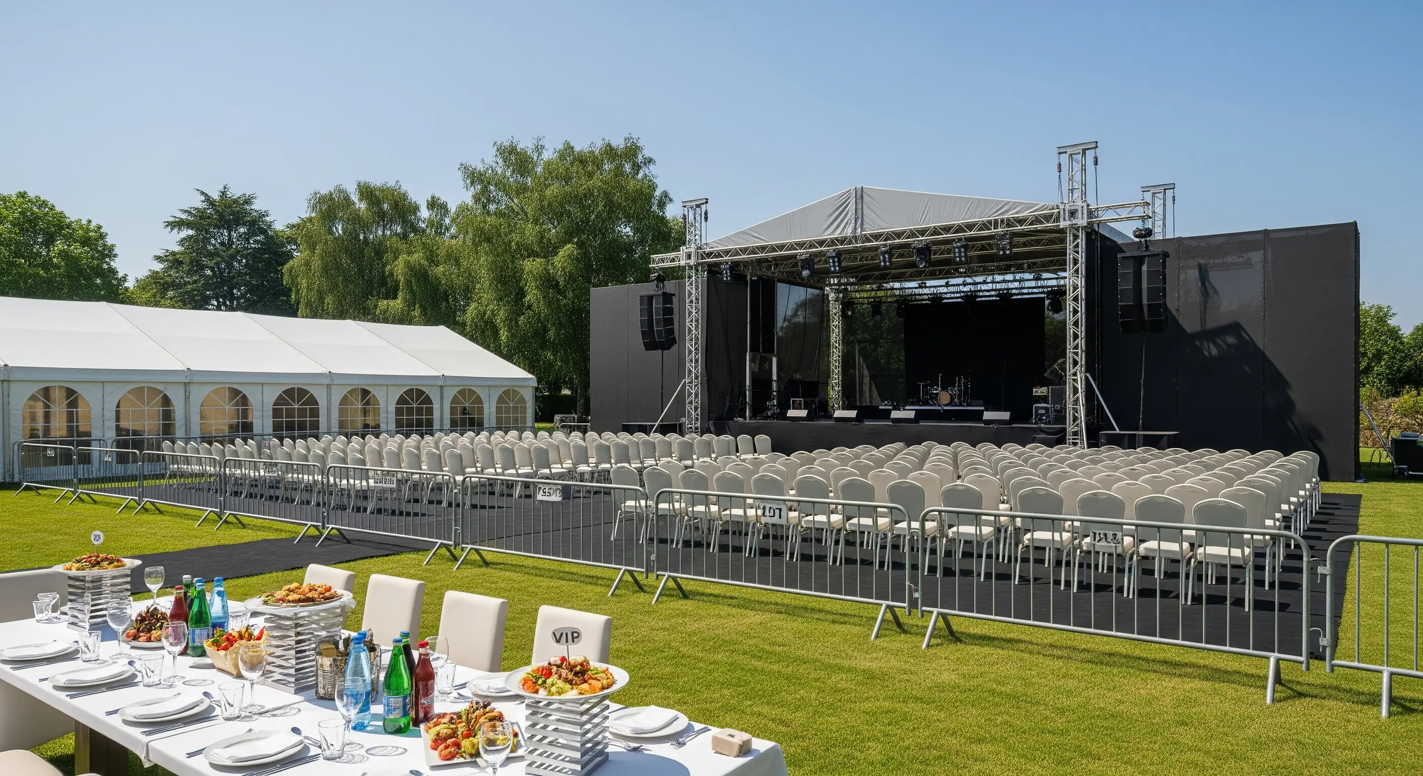 Evento elegante con carpas y decoración profesional
